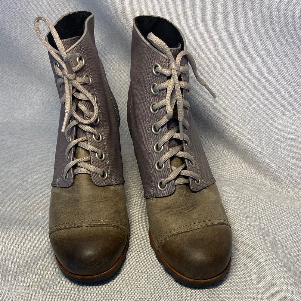 Sorel Two-Tone Lace-Up Ankle Boots in Olive and Gray Size 9